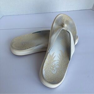 OluKai Sandals Wmns 8 Nu'A Pi'O Flip Flops White Slip On. Beach, Resort, Support